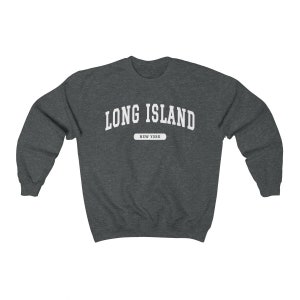 K&ouml;nnte beinhalten: Ein dunkelgrauer Pullover mit wei&szlig;em Text, der "LONG ISLAND" und "NEW YORK" in einer College-Schriftart lautet.