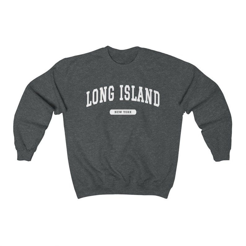 K&ouml;nnte beinhalten: Ein dunkelgrauer Pullover mit wei&szlig;em Text, der "LONG ISLAND" und "NEW YORK" in einer College-Schriftart lautet.