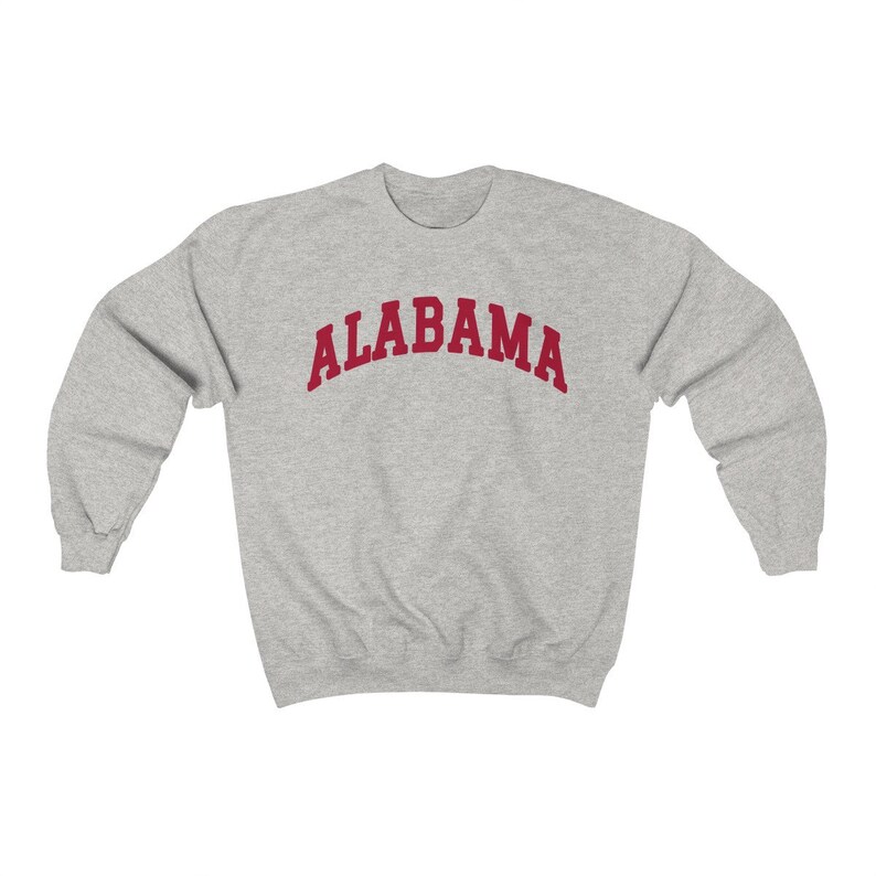 K&ouml;nnte beinhalten: Ein grauer Pullover mit dem Wort "ALABAMA" in Rot auf der Vorderseite.