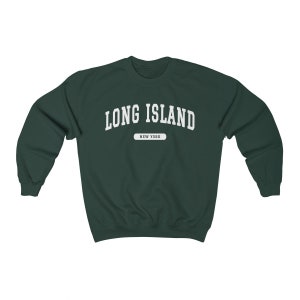 K&ouml;nnte beinhalten: Ein dunkelgr&uuml;ner Pullover mit wei&szlig;em Text, der "Long Island, New York" lautet.