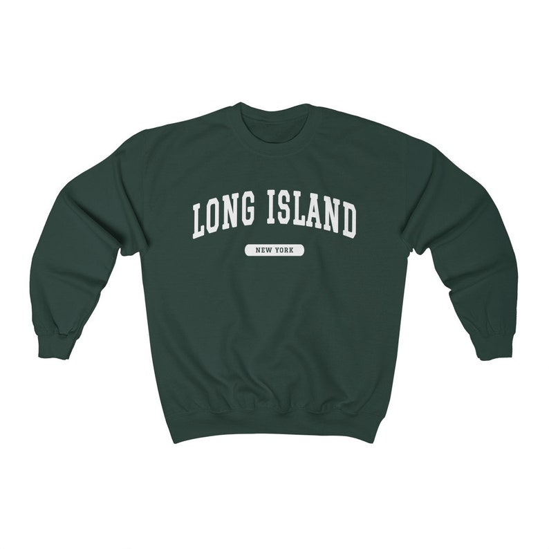 K&ouml;nnte beinhalten: Ein dunkelgr&uuml;ner Pullover mit wei&szlig;em Text, der "Long Island, New York" lautet.