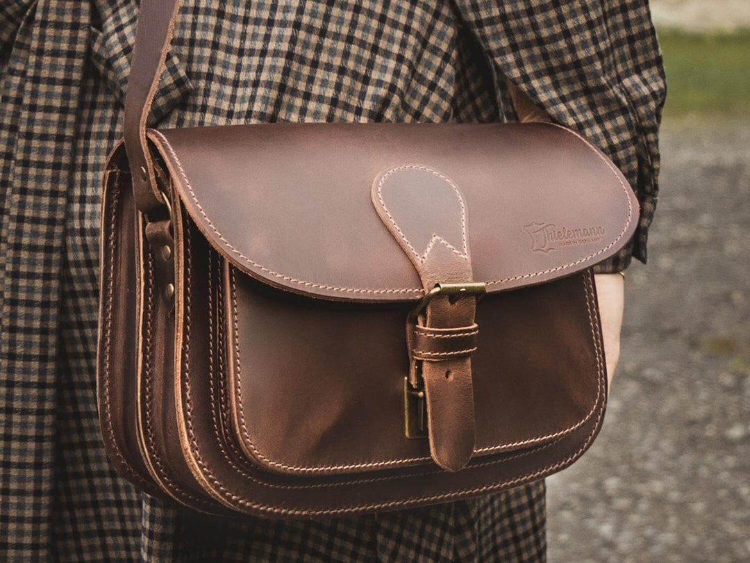 ショルダーバッグ・ポシェット SATUR Scrunch medium shoulder bag brown Pin Twist leather shoulder bag in brown - Delvaux | Mytheresa