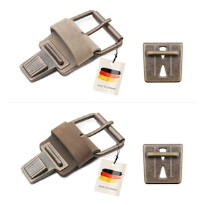 Pode incluir: Duas fivelas de cinto de latão antigo com correias de couro e uma etiqueta que diz "Made in Germany".