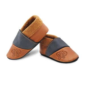 Barefoot shoes for boys | First-walking shoes made of eco-leather | Crawling shoes with butterfly | Baby shoes in brown and black | Sizes 16 to 25