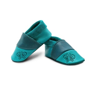 Barefoot shoes for boys and girls | First-walking shoes made of eco-leather | Crawling shoes with butterfly | Baby shoes in sizes 16 to 25