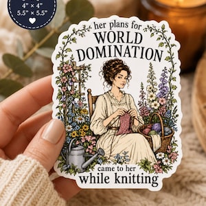 Può includere: Un adesivo fustellato con l'illustrazione di una persona che lavora a maglia in un giardino e il testo "her plans for WORLD DOMINATION came to her while knitting". L'adesivo elenca le misure disponibili: 7,62 cm x 7,62 cm, 10,16 cm x 10,16 cm e 13,97 cm x 13,97 cm.
