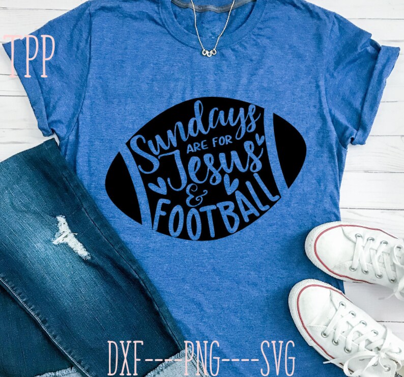 Op de afbeelding: Een blauw t-shirt met een zwarte voetbalafbeelding waarop staat "Sundays are for Jesus & Football".