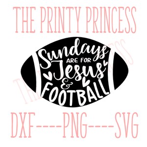 Op de afbeelding: Zwart-wit grafisch ontwerp van een voetbal met de tekst "Sundays are for Jesus & Football" erin.