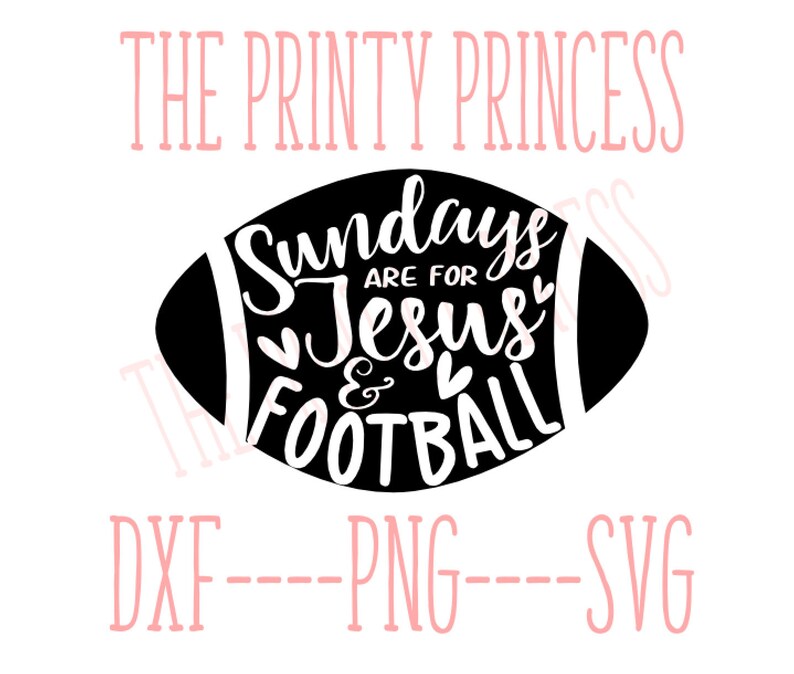 Op de afbeelding: Zwart-wit grafisch ontwerp van een voetbal met de tekst "Sundays are for Jesus & Football" erin.