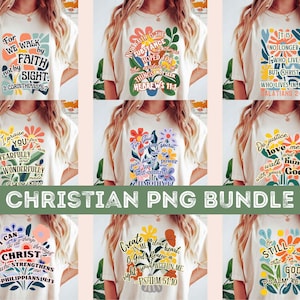 Op de afbeelding: Een verzameling crèmekleurige t-shirts met kleurrijke bloemmotieven en inspirerende christelijke citaten. De tekst bevat bijbelverzen en zinnen als "Want wij wandelen door het geloof" en "Doe recht, heb de liefde lief".