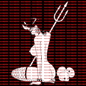 Op de afbeelding: Een zwart-witte illustratie van een vrouw met hoorns en een staart, die een kousenband en een halsband met een ketting draagt. Ze houdt een drietand vast en zit op een schedel.