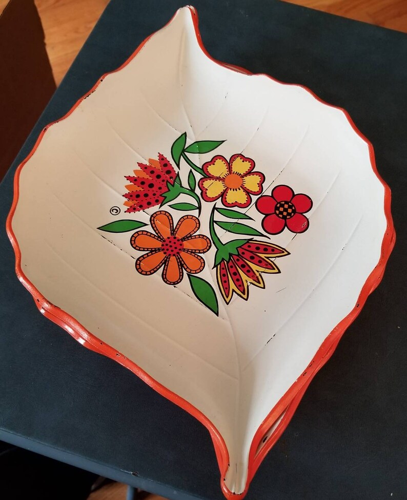 2 Vintage Bright Floral Hard Plastic Serving Trays Etsy
