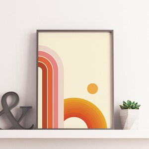 Pu&ograve; includere: Stampa geometrica astratta con un arcobaleno in tonalit&agrave; arancio, rosa e rosso, un cerchio giallo e uno sfondo crema.