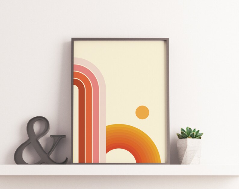 Pu&ograve; includere: Stampa geometrica astratta con un arcobaleno in tonalit&agrave; arancio, rosa e rosso, un cerchio giallo e uno sfondo crema.