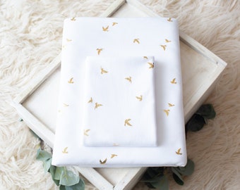 RTS Boho Birds Tela Telón de fondo / Tela de beanbag de pájaros voladores metálicos / Tela posante blanca y dorada para recién nacidos / Telón de fondo de beanbag / Foto Prop