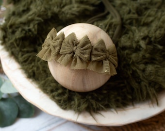 RTS Soft Olive Dainty Bow Tieback / Triple Bow Tieback / Diadema simple verde / Shabby Baby Tieback Photography Prop / Baby Girl Photo Prop