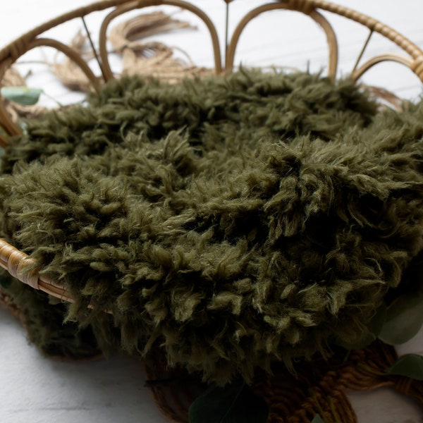 Fausse fourrure Flokati RTS vert olive foncé | Accessoire de photographie de nouveau-né | Panier de rangement en fourrure vert forêt | Couche d'accessoires pour bébé en fourrure douce et pelucheuse