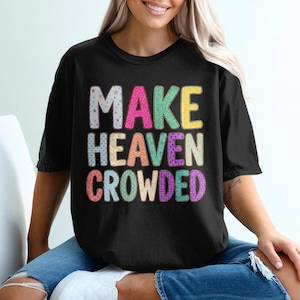 T-shirt met de tekst "Make Heaven Crowded", kleurrijk patchwork T-shirt met geloofsafbeelding, christelijk cadeau voor mama.