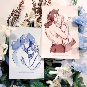 Satyrs' Embrace - Impression de carte postale LGBT