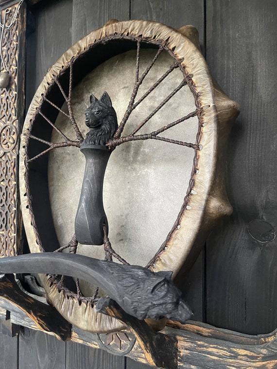 Tambour Chamanique à Main Adulte - 20.3cm Design Tête De Loup - Instrument De Musique Spirituelle Et Méditation - Fabriqué à La Main