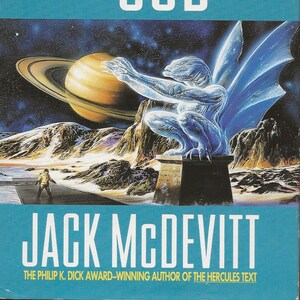 Può includere: Una copertina di libro con sfondo blu e un titolo bianco che recita "THE ENGINES OF GOD". La copertina presenta una creatura blu alata in piedi su un piedistallo con un pianeta sullo sfondo. Il nome dell'autore, "JACK MCDEVITT", è stampato in bianco sotto il titolo. Il testo "THE PHILIP K. DICK AWARD-WINNING AUTHOR OF THE HERCULES TEXT" è stampato in bianco sotto il nome dell'autore.