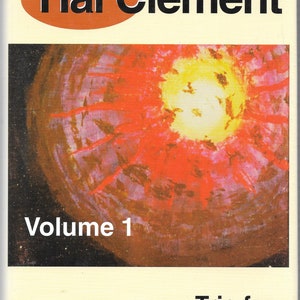 Puede incluir: La portada del libro "The Essential Hal Clement, Volume 1, Trio for Slide Rule & Typewriter" con una pintura abstracta roja, amarilla y naranja.