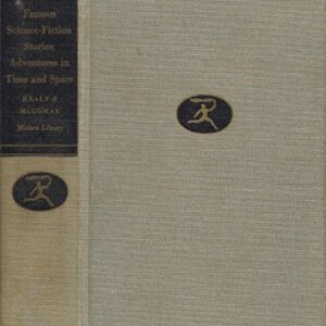 Op de afbeelding: Een vintage hardcover boek getiteld "Famous Science Fiction Stories: Adventures in Time and Space" door Holt McDougal. De omslag van het boek is groen met een lopend figuurontwerp in een cirkel.
