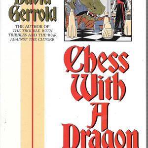 Può includere: Copertina del libro "Chess With A Dragon" di David Gerrold. La copertina presenta un drago, pezzi degli scacchi e una figura in abito nero. Il titolo è in grandi lettere rosse, con il nome dell'autore in oro.