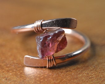 Anillo de granate en bruto en plata de ley, relleno de oro de 14 k // Piedra natal de enero // Anillo de cristal curativo // Bohochic // Anillo de piedra preciosa envuelto en alambre