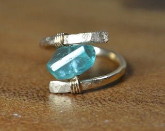 Anillo de apatita azul natural en plata de ley, oro de 14k, oro rosa de 14k // Anillo de gema engarzada en alambre // Anillo de cristal curativo // Apatita estilo boho-chic