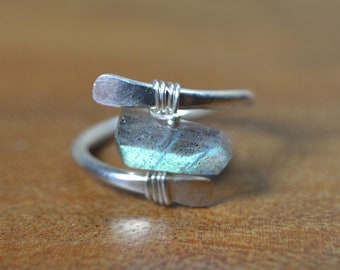 Raw Labradorite Ring in Sterling Silver, 14k Gold // Wire Wrapped Gemstone Ring // Healing Crystal Ring // Bohochic Labradorite // Flashy
