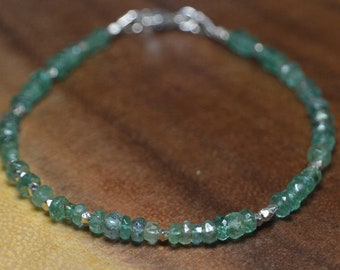 Emerald armband in sterlingzilver, 14k goldfill // Geboortesteen mei // Zambiaanse smaragd // Stapelarmband // Everyday Emerald Jewelry