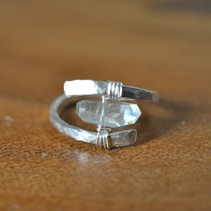 Roher Aquamarin Ring in Sterling Silber und 14k Gold // Draht Gewickelt Edelstein Ring // Heilender Stein // Boho Aquamarin // März Geburtsstein