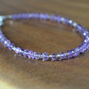Zartes Amethyst Geburtsstein Armband, Stapelarmband // 14k Gold Fill, Sterling Silber // Schmuck für Februar // 6.Jahrestag für Sie