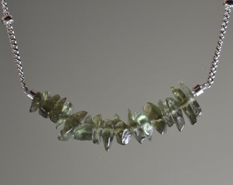 Collar de moldavita en plata de ley, chapado en oro de 14k // Tectita // Collar de fragmentos de moldavita // Moldavita checa // Sanación // Moldavita en bruto