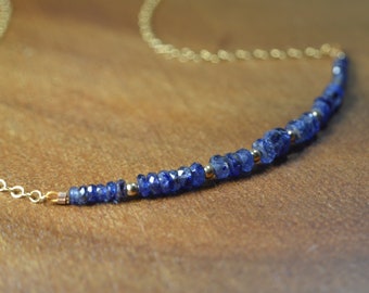 Collar de zafiro azul birmano natural en oro laminado de 14k // Piedra de nacimiento de septiembre // 5.º y 45.º aniversario // Delicado collar de zafiro azul