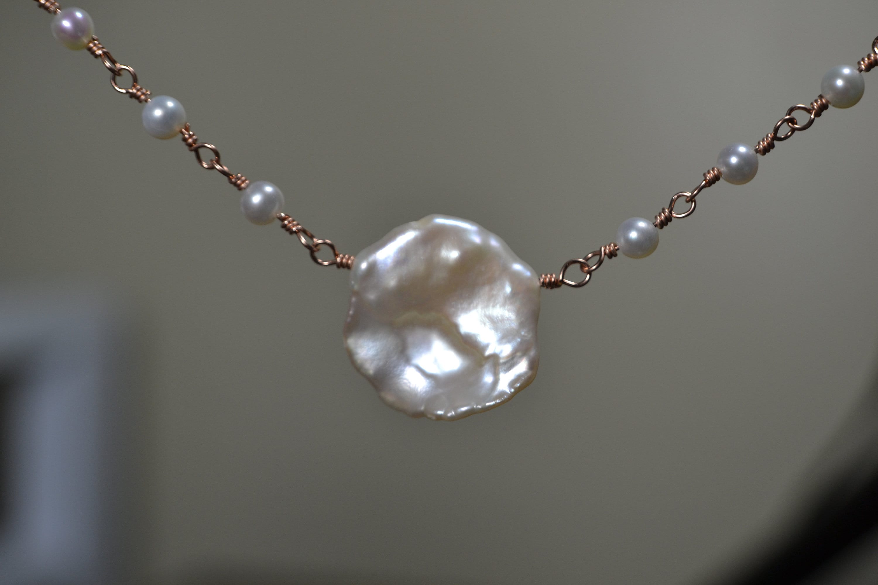 14Kローズゴールドとスターリングシルバーを使用した繊細なケシパール