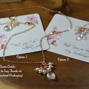 Puede incluir: Dos collares y pendientes de oro rosa exhibidos en tarjetas con dise&ntilde;os florales. Una tarjeta dice "I can't say I do without you", y la otra dice "Thank you for being my bridesmaid". El texto "Bridal Party Favor Cards" tambi&eacute;n es visible.