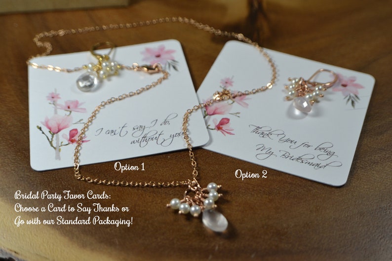 Puede incluir: Dos collares y pendientes de oro rosa exhibidos en tarjetas con dise&ntilde;os florales. Una tarjeta dice "I can't say I do without you", y la otra dice "Thank you for being my bridesmaid". El texto "Bridal Party Favor Cards" tambi&eacute;n es visible.