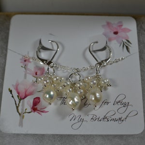 Puede incluir: Pendientes y collar de perlas en una caja de regalo, con una tarjeta que dice "Thank you for being My Bridesmaid". La joyer&iacute;a tiene un acabado plateado.