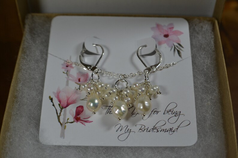 Puede incluir: Pendientes y collar de perlas en una caja de regalo, con una tarjeta que dice "Thank you for being My Bridesmaid". La joyer&iacute;a tiene un acabado plateado.