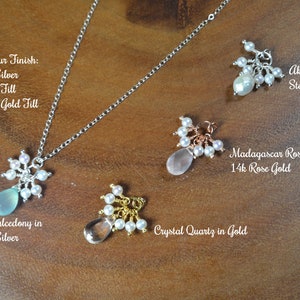 Puede incluir: Una colecci&oacute;n de colgantes y collares de piedras preciosas. La imagen muestra un colgante de calcedonia aguamarina en plata de ley, perla Akoya en plata de ley, cuarzo rosa de Madagascar en oro rosa de 14 quilates y cuarzo cristal en oro. Texto: "Elige tu acabado".