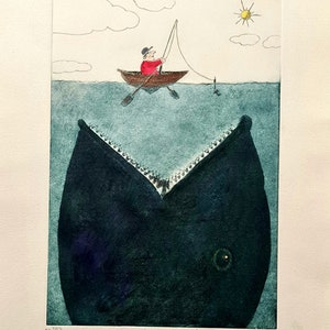 Könnte beinhalten: Ein schwarzer und blauer Fisch mit einem großen, offenen Maul, einem kleinen grünen Auge und weißen Zähnen. Ein kleines Boot mit einer Person in einem roten Hemd und einem schwarzen Hut fischt über dem Maul des Fisches. Die Sonne scheint am Himmel.