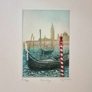 Puede incluir: Un grabado en blanco y negro de una góndola en Venecia, Italia. La góndola está en primer plano con un poste rojo y blanco a rayas en el agua. El fondo muestra el horizonte de la ciudad con una torre alta.