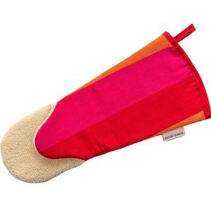 Può includere: Un guanto da forno colorato con un design a righe nei toni del rosso, rosa e arancione. L'interno è in tessuto beige strutturato. È visibile una piccola etichetta con testo. Un anello rosso è attaccato per appenderlo.