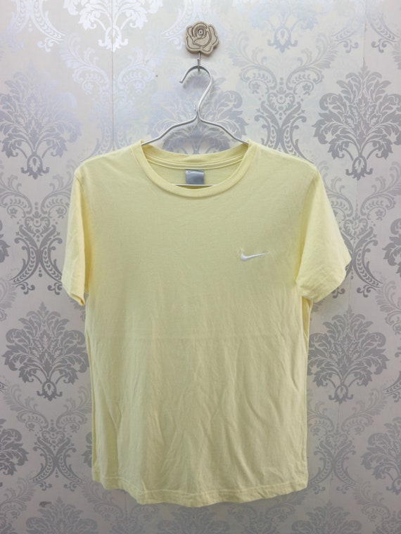 beige nike shirt beige nike shirt