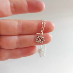 Rueda del Dharma en plata de ley, rueda de barco, collar de rueda de barco en plata de ley 925, regalos náuticos, amantes de los barcos, para ella, para él
