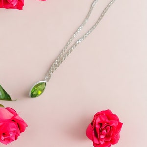 Colgante de peridoto, collar en plata de ley, piedra preciosa verde, joyería delicada, regalo para ella