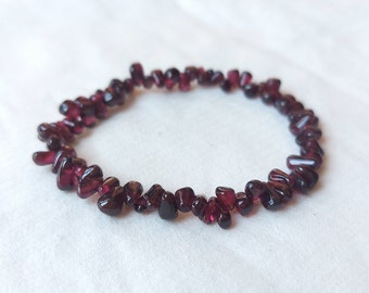 Real Garnet Bracelet, Stretchy Garnet Bracelet, January Birthstone Jewelry, chip and nugget Bracelet, Elastic Garnet Jewelry