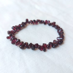 Real Garnet Bracelet, Stretchy Garnet Bracelet, January Birthstone Jewelry, chip and nugget Bracelet, Elastic Garnet Jewelry